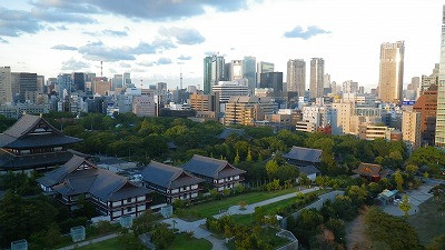 　東京のホテルから眺めた風景、増上寺と遠くに東京スカイツリーです。