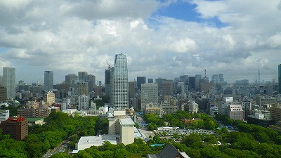 愛宕山グリーンヒルズの眺め。そして遠景に東京スカイツリー