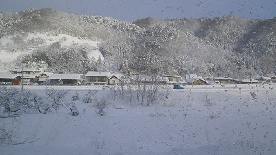 山形新幹線つばさからの車窓の風景です。一面の銀世界！