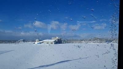 山形新幹線つばさからの車窓の風景です。一面の銀世界！