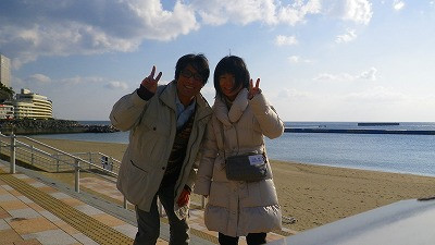 Imgp49790211 妻と一緒に、熱海桜や熱海の海辺でパチリ