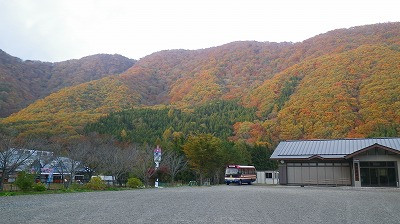 岩瀬湯本、山々の紅葉が綺麗でした。