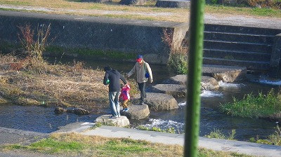 Imgp68651117 川を渡る親子とおじいちゃんの3人がいて