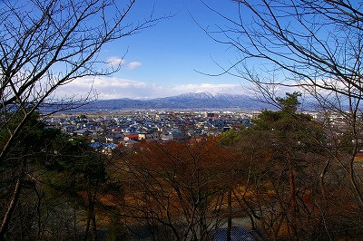 若木山から月山と葉山を眺めます