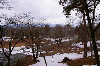 若木山を登る途中から眺める若木山（おさなぎやま）公園です。