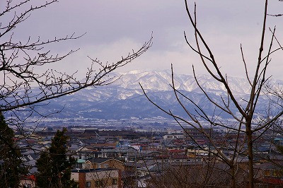 葉山が輝くように鎮座しています。