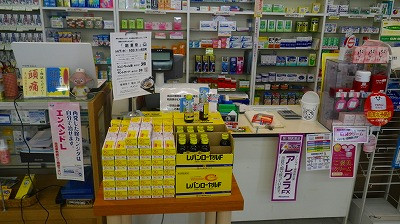 土屋薬局　薬品コーナーのレジ付近＞