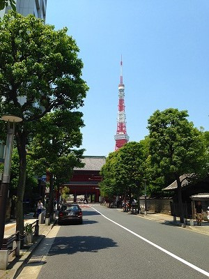 芝大門から増上寺と東京タワーです。