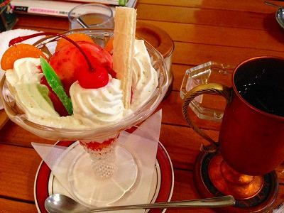 Img_12060629 ちょうど食事もできたのでパフェも食べたり、珈琲も飲んでいました。