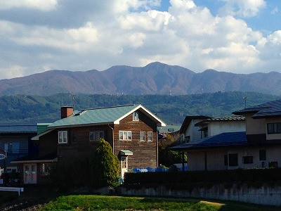 紅い白山橋が秋晴れに映えます。