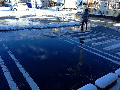 雪が積もったのでスタッフたちが一生懸命に駐車場の雪はきをしてくれました。