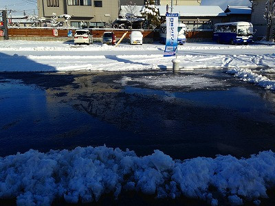 0241215 雪が積もったのでスタッフたちが一生懸命に駐車場の雪はきをしてくれました。
