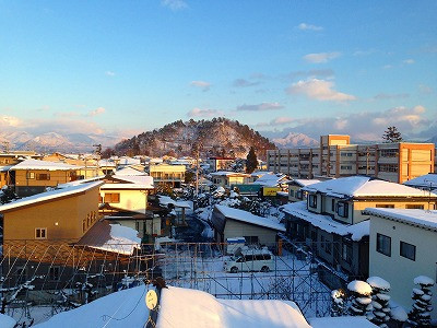 若木山と私の母校、神町小学校です。