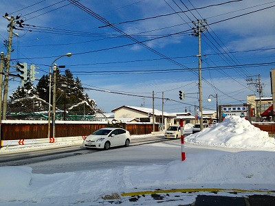 土屋薬局の前の道路は旧国道１３号線、羽州街道