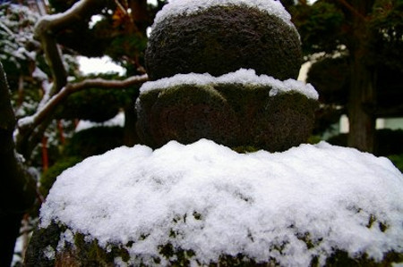 Imgp9390 石灯籠の雪と苔