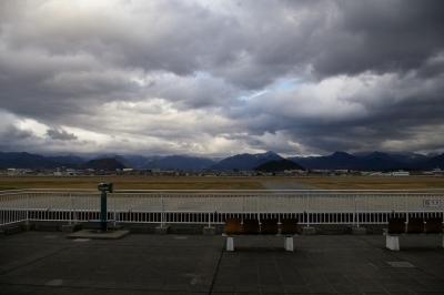 IMGP4874 山形空港から眺める大森山と若木山