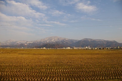 IMGP4876 県道沿いから村山市の中心街の上に、奥羽山脈を眺める
