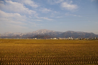 県道沿いから村山市の中心街の上に、奥羽山脈を眺める