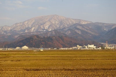 IMGP4878 県道沿いから村山市の中心街の上に、奥羽山脈を眺める