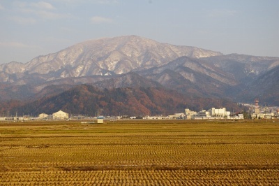 県道沿いから村山市の中心街の上に、奥羽山脈を眺める