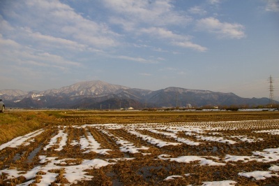 県道沿いから村山市の中心街の上に、奥羽山脈を眺める