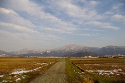 IMGP4898 県道沿いから村山市の中心街の上に、奥羽山脈を眺める
