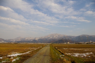 県道沿いから村山市の中心街の上に、奥羽山脈を眺める