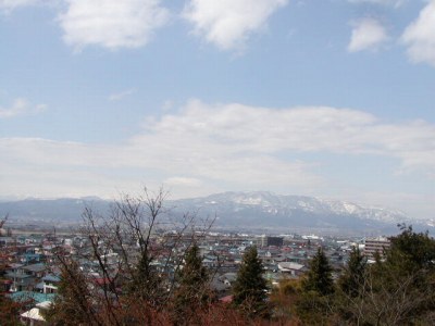 若木山の登り道から眺める葉山連邦と月山