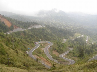 万座のＳ字型の道路