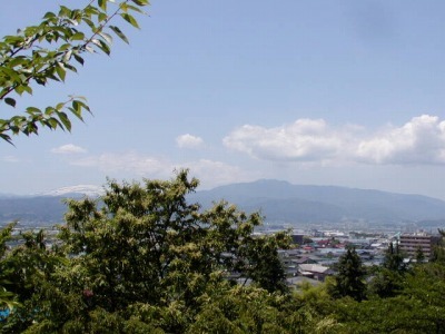 P6300359 ちょうど栗の花が、左に月山と右に葉山を分けています。
