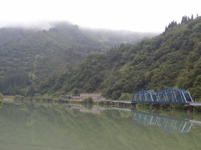 P7030380 252号線から眺める只見川と只見線です。