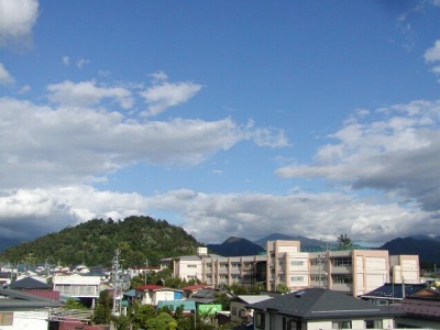 若木山と神町小学校上空の快晴