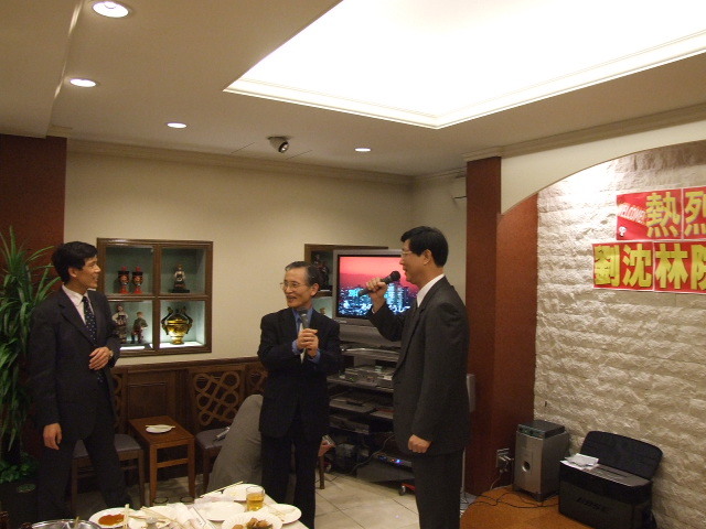 Dscf1093_1 沈先生と平野会長の「北国の春」の熱唱