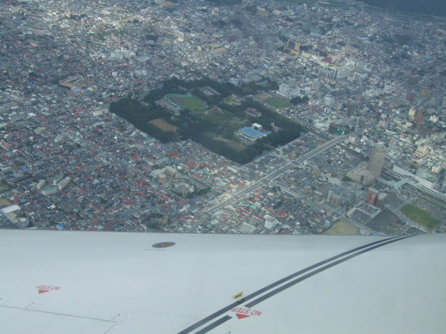 山形市上空　霞城セントラルビルを見る