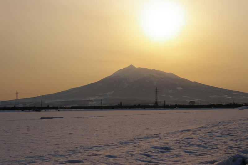 岩木山の夕焼け　雪原