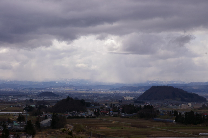 小高い展望台からの眺め　大森山と若木山　１７－７０ミリ＞