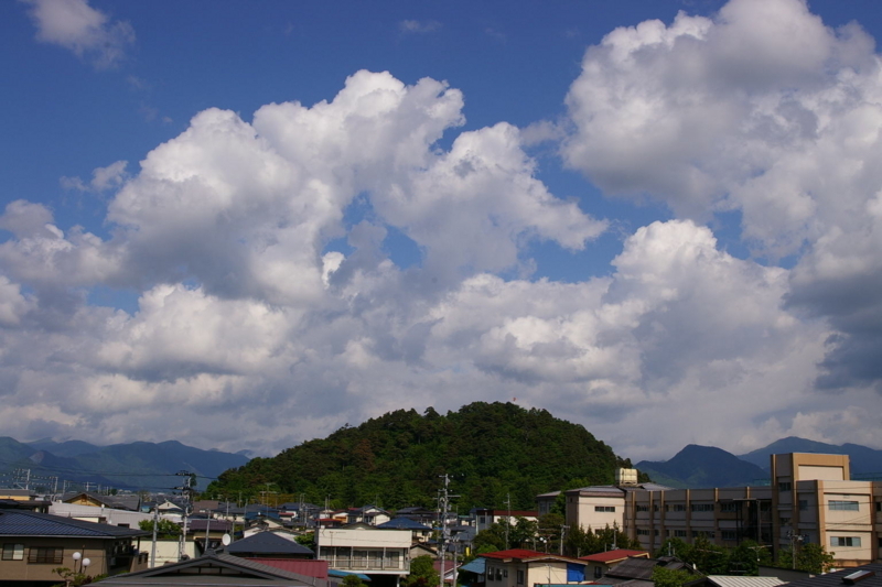 右側に見える建物は、我が母校　神町小学校