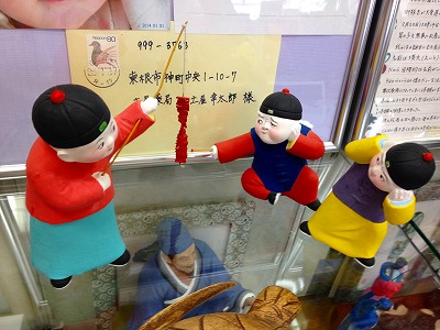 0010812 漢方相談コーナーには泥人形があります
