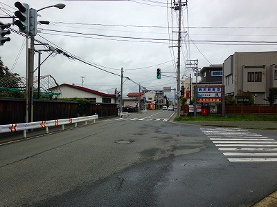 お店の前の旧国道１３号線