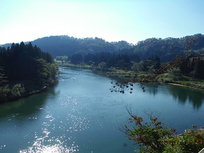 0091018 川前観音からの最上川の眺めです。