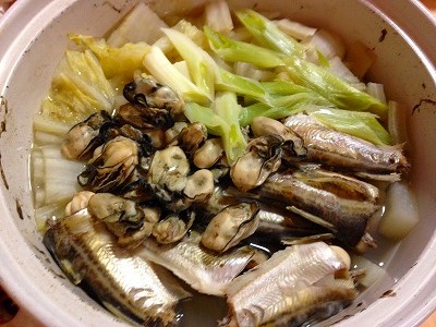 0011220 母型の親戚から贈られてきた北海道のサロマ湖の牡蠣と土屋薬局のお隣の三桝農機具屋さんから頂戴しましたハタハタのゴージャスな鍋を妻に調理してもらいました。