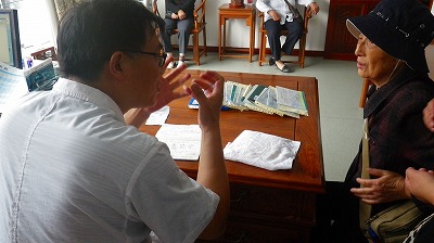 Imgp82060916 中国南通市の痛み、しびれの漢方相談の診療風景