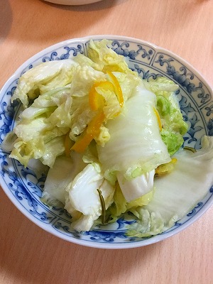 妻が白菜と柚子で漬物をつけました。