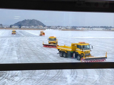 妻に、おいしい山形空港まで送ってもらいました。