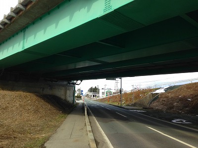 旧国道１３号線の乱川、１３号線高架橋下のシュールな眺めです