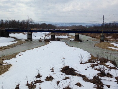 乱川の中洲にはまだ残雪が残っています