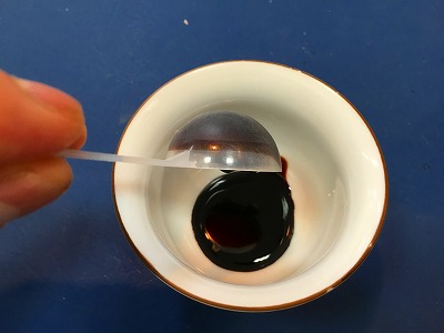 婦宝当帰膠を湯飲み茶わんによいしょ！と入れます。