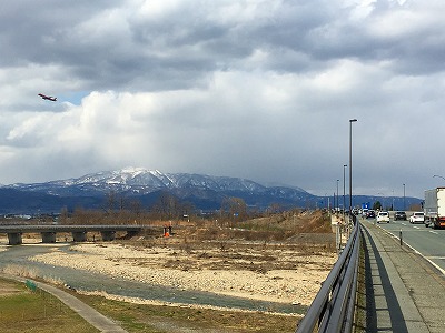 山形空港から飛行機も空へ飛んでいきました。