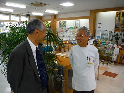 0201027 猪越恭也先生が土屋薬局に訪店