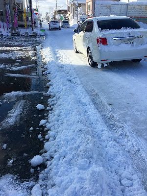 土屋薬局の雪の風景